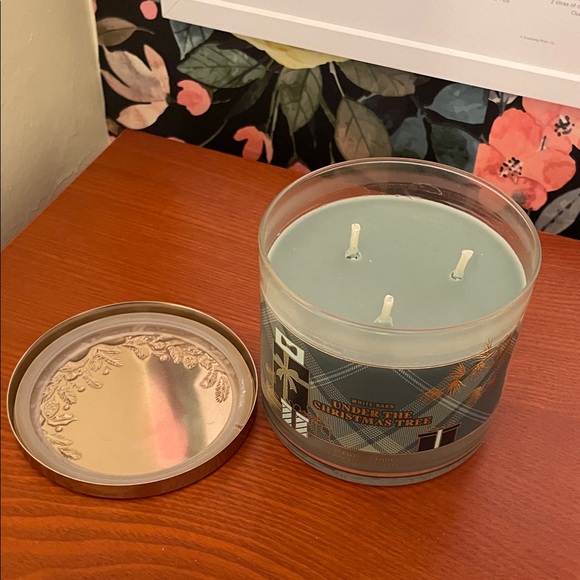 White Barn Festive Candle with Gold and Green Design - Picture 2 of 2